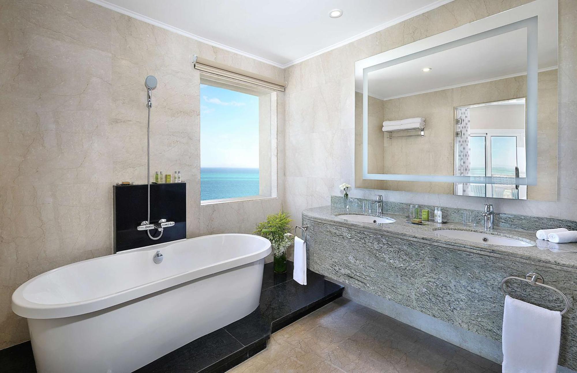Hilton Plaza Complex 5*