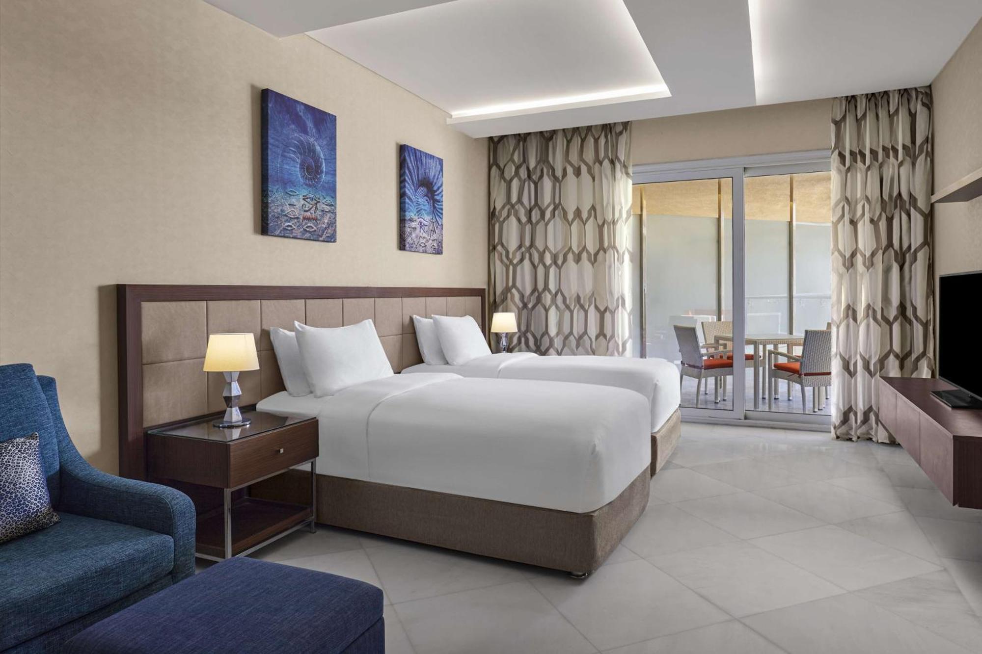 Hilton Plaza Complex 5*