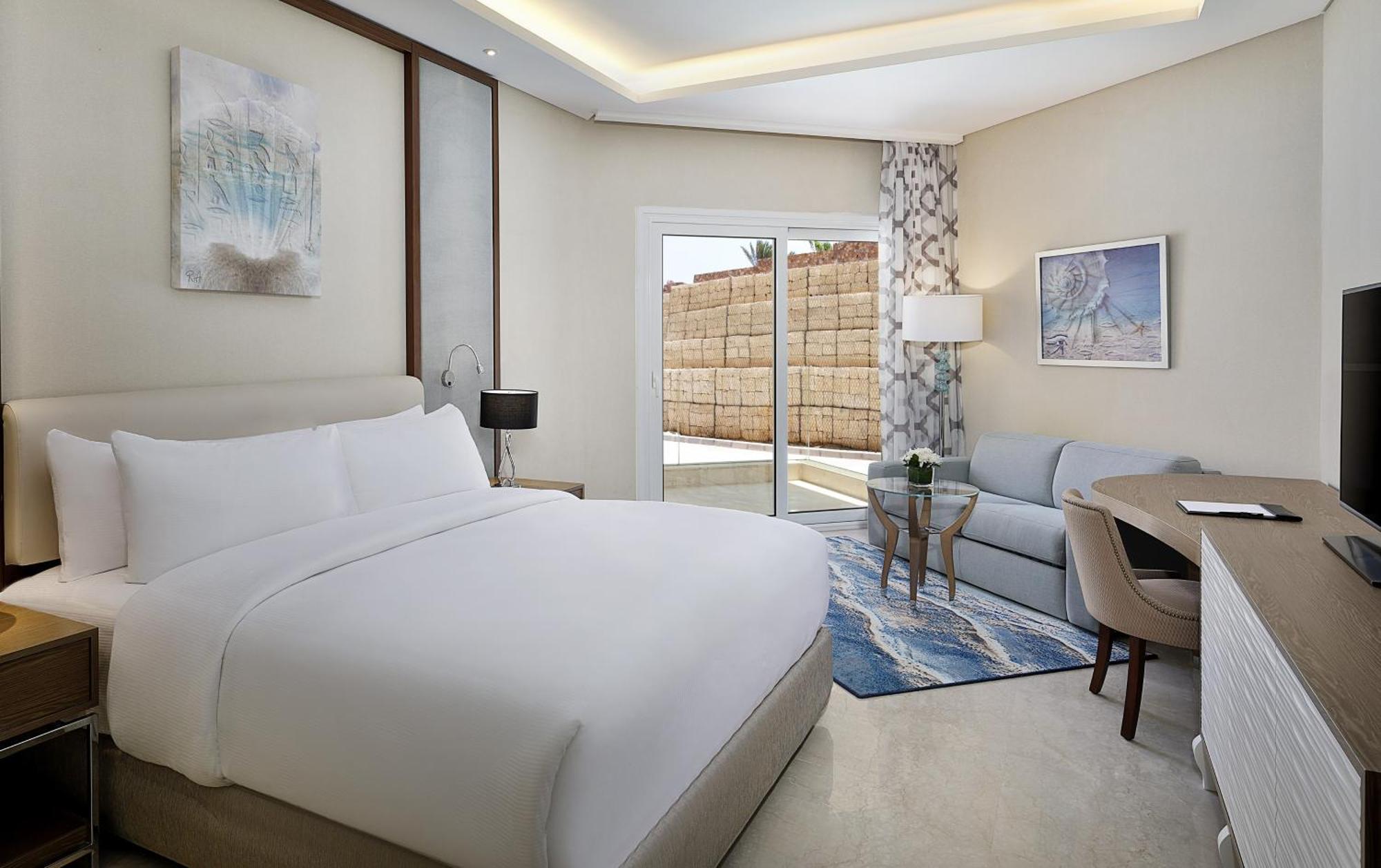 Complex Hilton Plaza 5*
